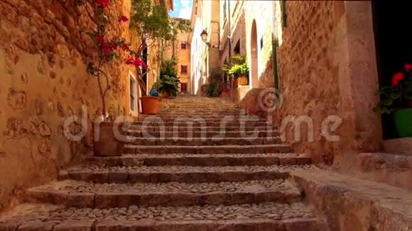 在一个古老的西班牙小村庄里的石头楼梯视频的预览图