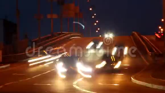 黄昏时分夜间汽车行驶长长的灯光痕迹道路视频的预览图