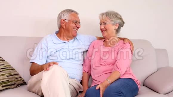 老夫妇坐在沙发上聊天拥抱视频的预览图