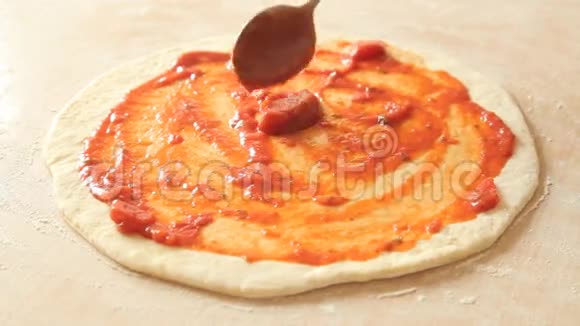 一位厨师在餐馆里给一个几乎吃完的披萨加番茄酱视频的预览图