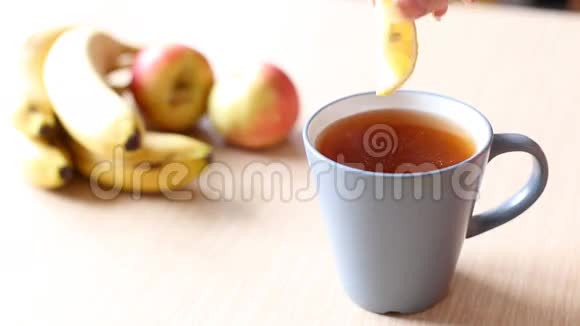 准备红茶与柠檬美丽的镜头软焦点视频的预览图