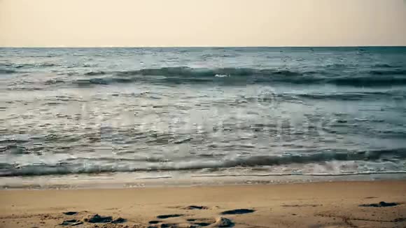 美丽的沙滩海浪或大海视频的预览图