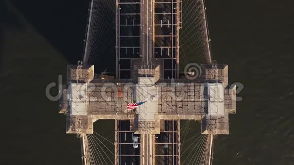 美国纽约布鲁克林大桥的空中俯视图无人机飞越东河和交通道路视频的预览图
