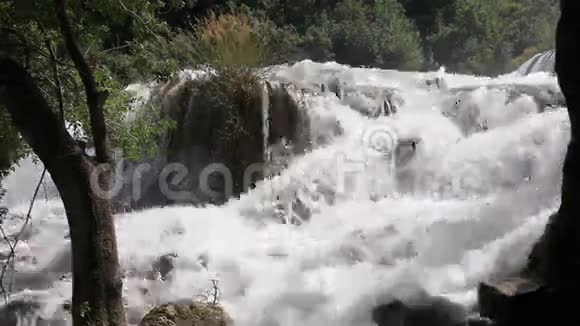 克鲁蒂亚河上的冷瀑布视频的预览图