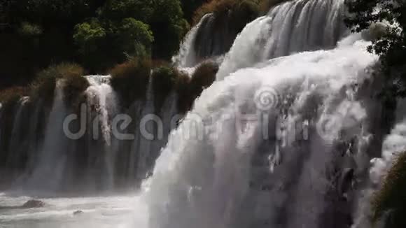 krka河上瀑布的合成镜头最后一个镜头是颠倒的视频的预览图