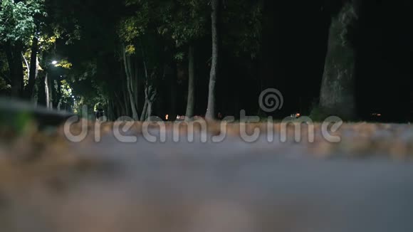 Cyclist在夜间特写时沿着一条路骑视频的预览图