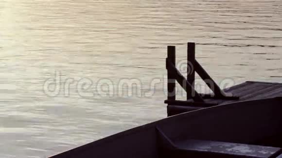 傍晚水在一个漂浮的码头上荡漾视频的预览图