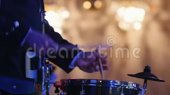 鼓手在舞台上演奏鼓槌视频的预览图