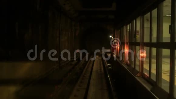 摄像机沿黑暗隧道地铁轨道向前移动视频的预览图