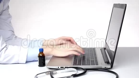 医生在电脑上打字找东西白人视频的预览图