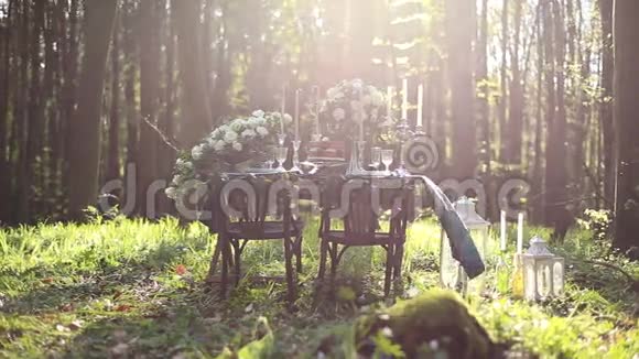 婚礼装饰的桌子为森林中的两个自然婚礼装饰白色玫瑰花束和古董视频的预览图