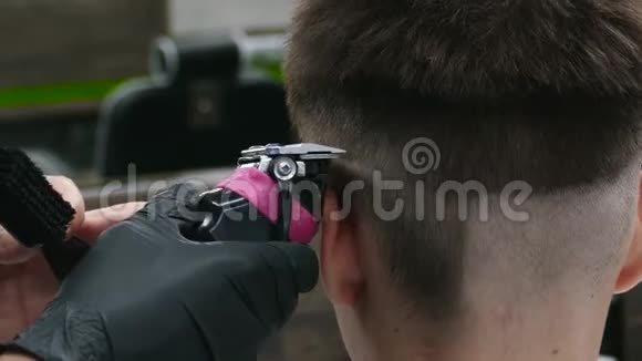 理发店时髦的人在理发店理发视频的预览图