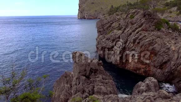 地中海美丽的岩石海岸视频的预览图