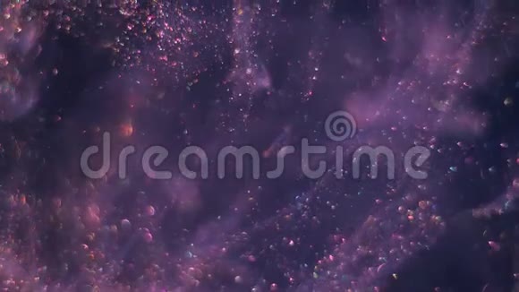 在黑暗的空间背景上充满微小波克紫光闪闪的气泡的溪流是随机和混乱的视频的预览图