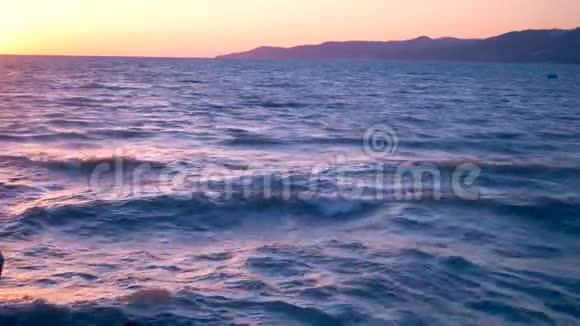 大海上美丽的日落海浪和五彩缤纷的天空视频的预览图