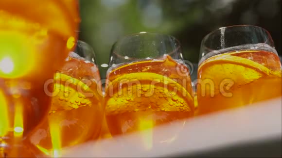 室外提供冷饮的玻璃杯带有饮料的眼镜能反射阳光视频的预览图