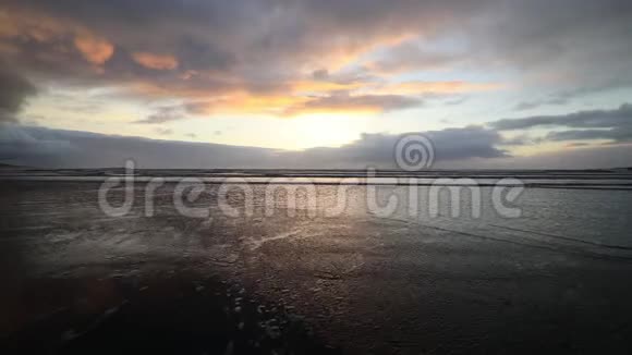 日落于维斯特拉霍恩山和斯托克尼斯海滩冰岛视频的预览图