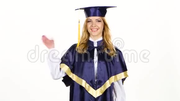 毕业生亲切地挥手问好白色的视频的预览图