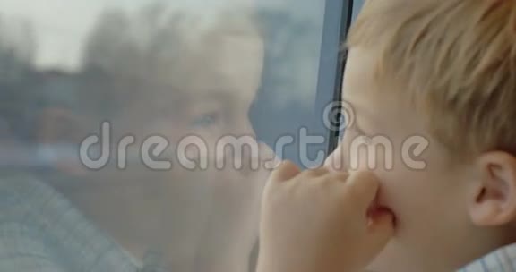 从火车窗口欣赏风景的小孩视频的预览图