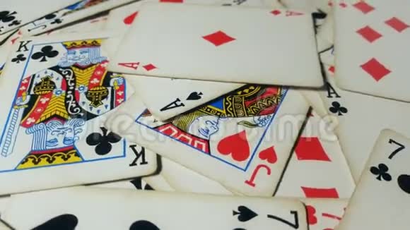 各种扑克牌在桌子上旋转视频的预览图