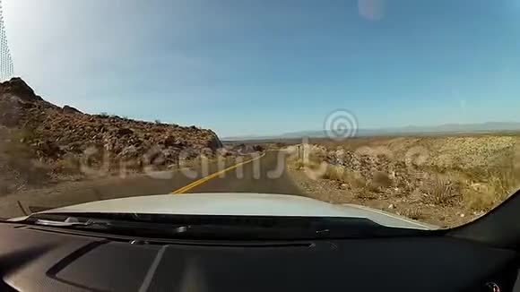 快速行驶直道穿过沙漠视频的预览图