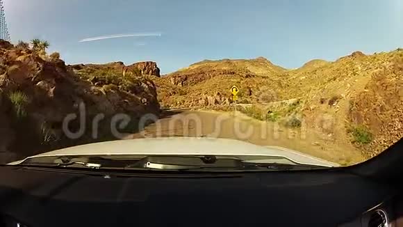 快速行驶直道穿过沙漠视频的预览图