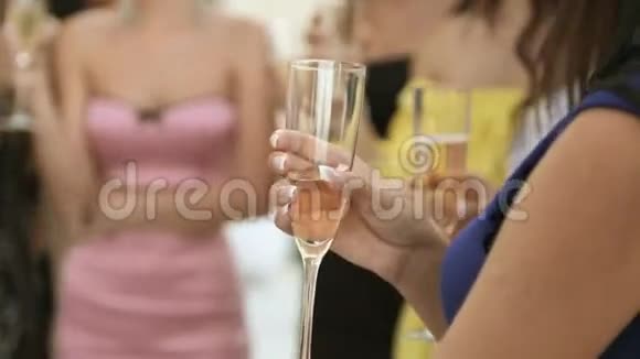 喝香槟的模特们视频的预览图