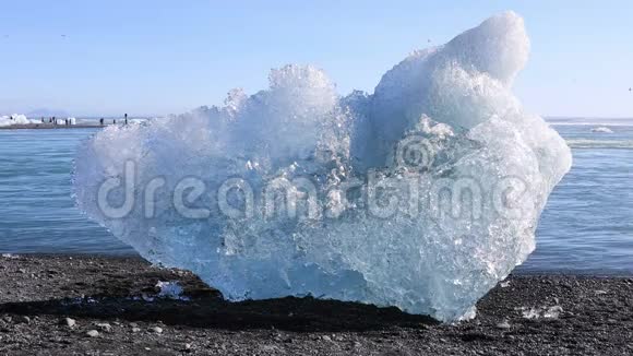乔库萨尔隆冰川泻湖中的大块冰块视频的预览图