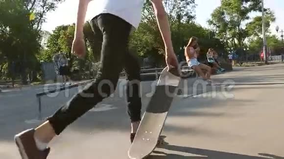 在滑板场玩慢动作的年轻人视频的预览图