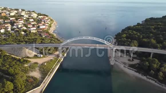 美丽的风景环绕着蓝色的大海桥与桥之间视频的预览图