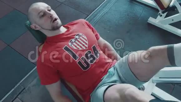 运动员锻炼腿视频的预览图