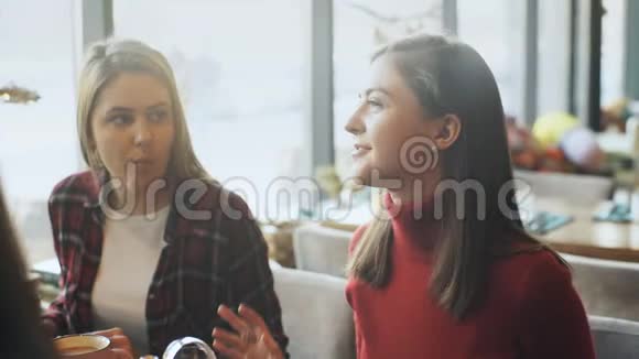 两个美女在咖啡馆里喝咖啡聊天视频的预览图
