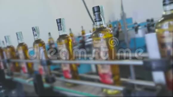 碳酸饮料生产和装瓶生产线生产矿泉水和视频的预览图