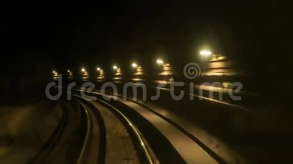 摄像机沿黑暗隧道地铁轨道向前移动视频的预览图
