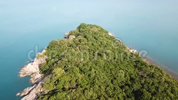 无人居住的岛屿空中观景台视频的预览图