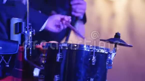 鼓手在舞台上演奏鼓槌视频的预览图