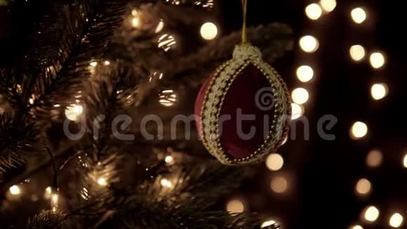 在树上的红色圣诞球背景灯视频的预览图