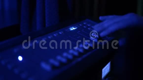 DJ调整DJ甲板上各种轨道控制装置的手视频的预览图
