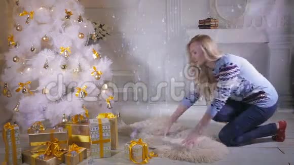 圣诞礼物圣诞树旁情绪激动的漂亮女孩现身对新年假期的到来感到兴奋视频的预览图