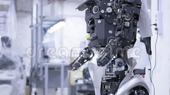 生产中拆卸机器人机器人已经准备好装配它测试所有系统生产工厂视频的预览图