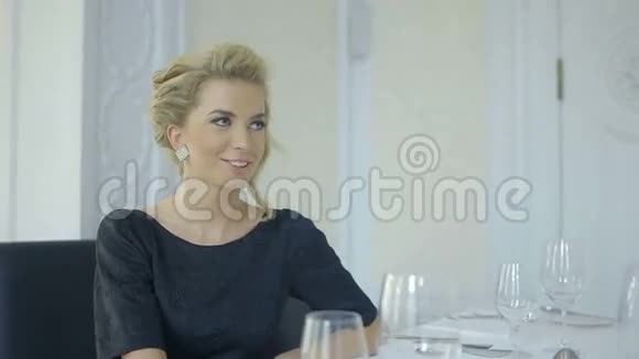 有魅力的女人在约会时和她的男朋友说话微笑视频的预览图