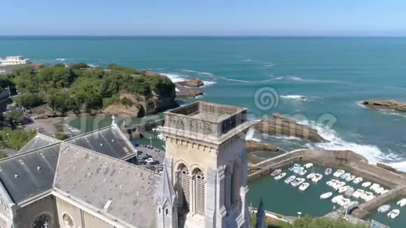 比亚里茨大教堂海岸湾全景慢速飞行4k视频的预览图
