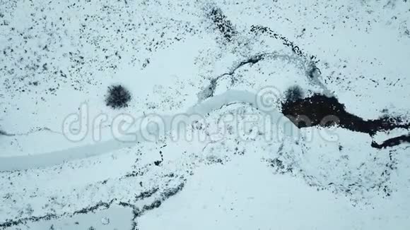 冰冻的小河空中观景景观视频的预览图