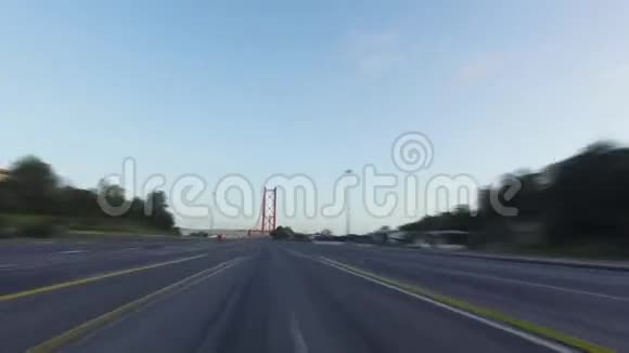 在里斯本25号德阿布里尔大桥上开车视频的预览图