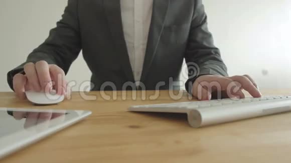 有键盘和笔记本电脑的商人在办公室前景工作概念视频的预览图