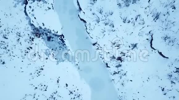 冰冻的小河空中观景景观视频的预览图
