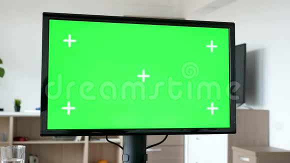 带有绿色大屏幕彩色个人电脑模型视频的预览图
