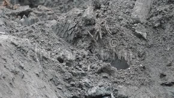 挖机舀挖建筑场地土砂及土堆慢动作视频的预览图