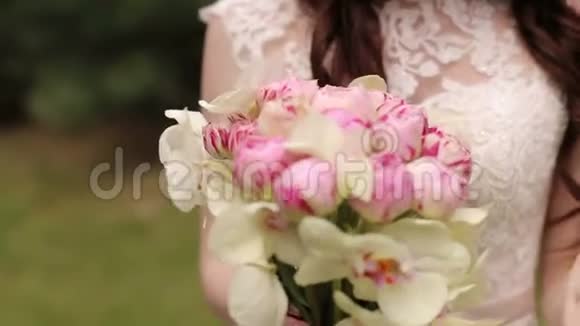 新娘捧着一束鲜花的特写镜头视频的预览图