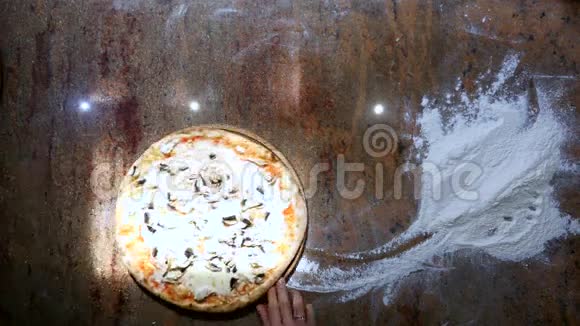 准备好从烤箱里拿出来的披萨放到桌子上视频的预览图